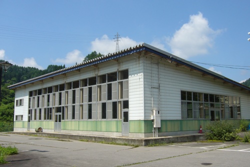 鬼無里屋内運動場の外観です。