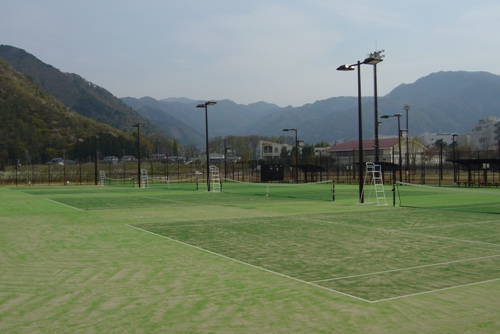 若穂中央公園テニスコートです。