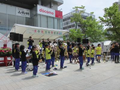 昭和小学校金管バンドの演奏