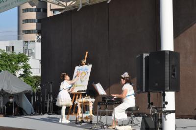 青柳ひろみさんによるライブペインティングと熊木かほるさんのピアノ演奏