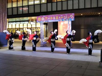 長野市民踊舞踊連盟が踊っている様子