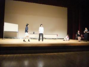 川中島中学校の演劇の様子