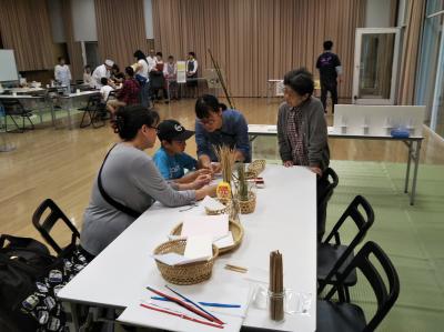 子どもたちによる竹細工体験
