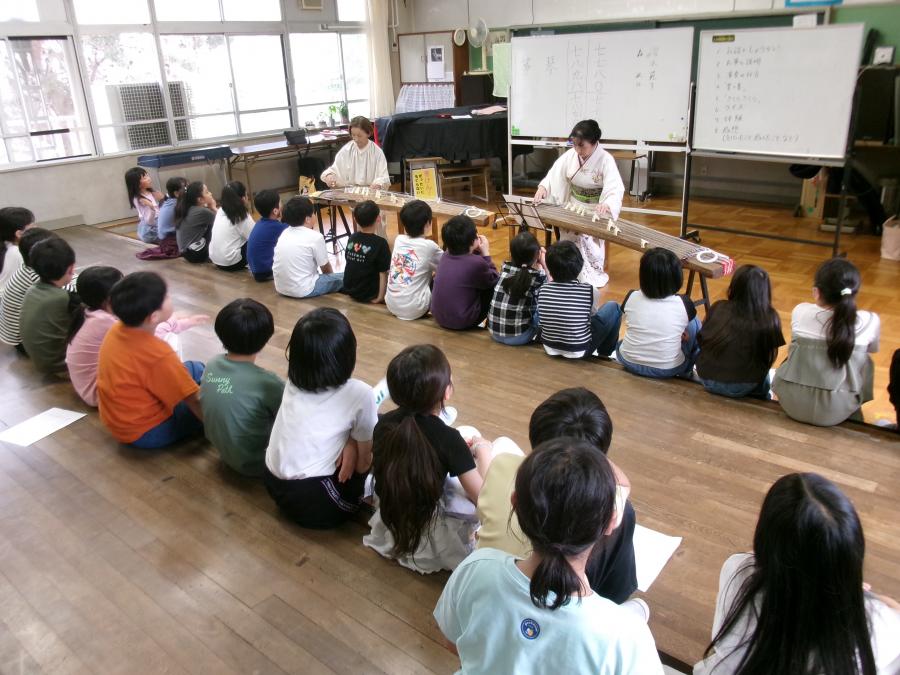 キッズ箏チーム三味線チーム写真(080508鍋屋田小学校)