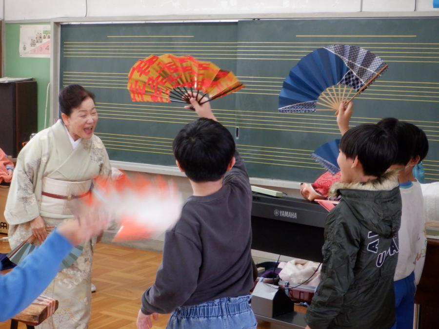 鍋屋田小学校訪問公演