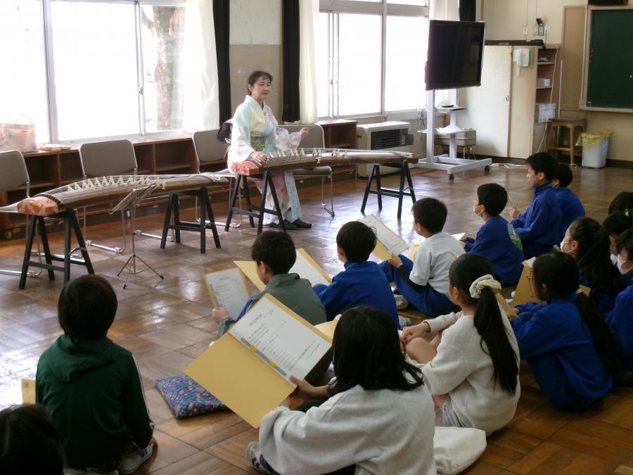キッズ箏チーム三味線チーム写真(080424綿内小学校)