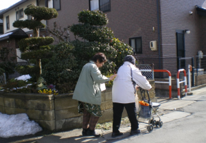 カフェから一緒に帰る近所の人の見守り