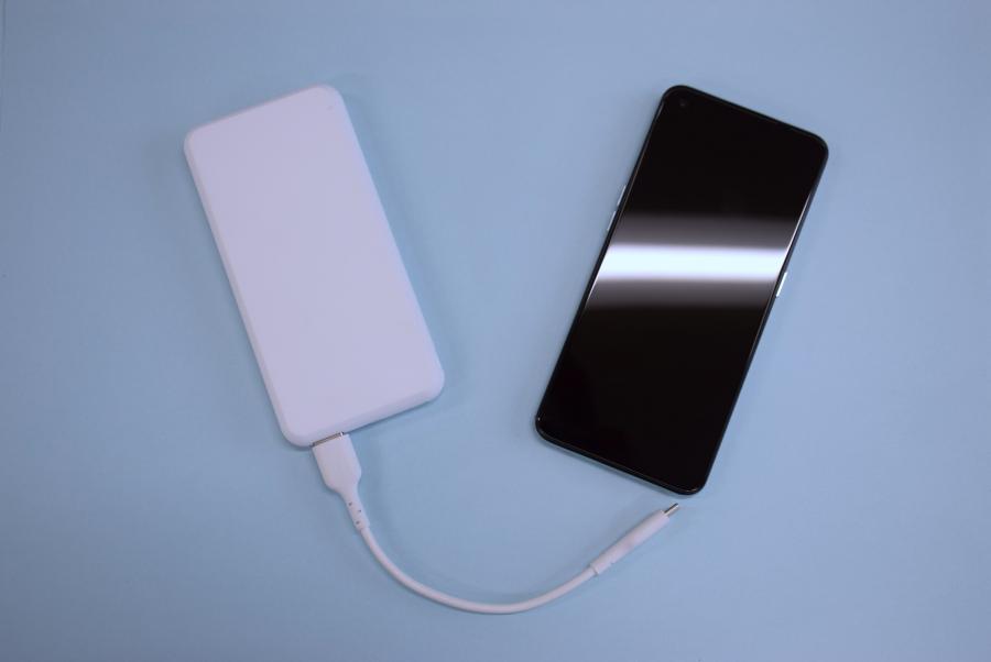 モバイルバッテリーとスマートフォン