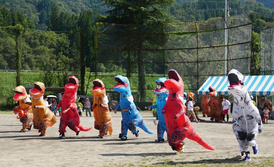 信州新町博物館恐竜レースの様子
