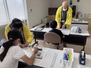 ステンドグラス工作の様子