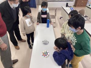 CDこまで遊ぶ様子