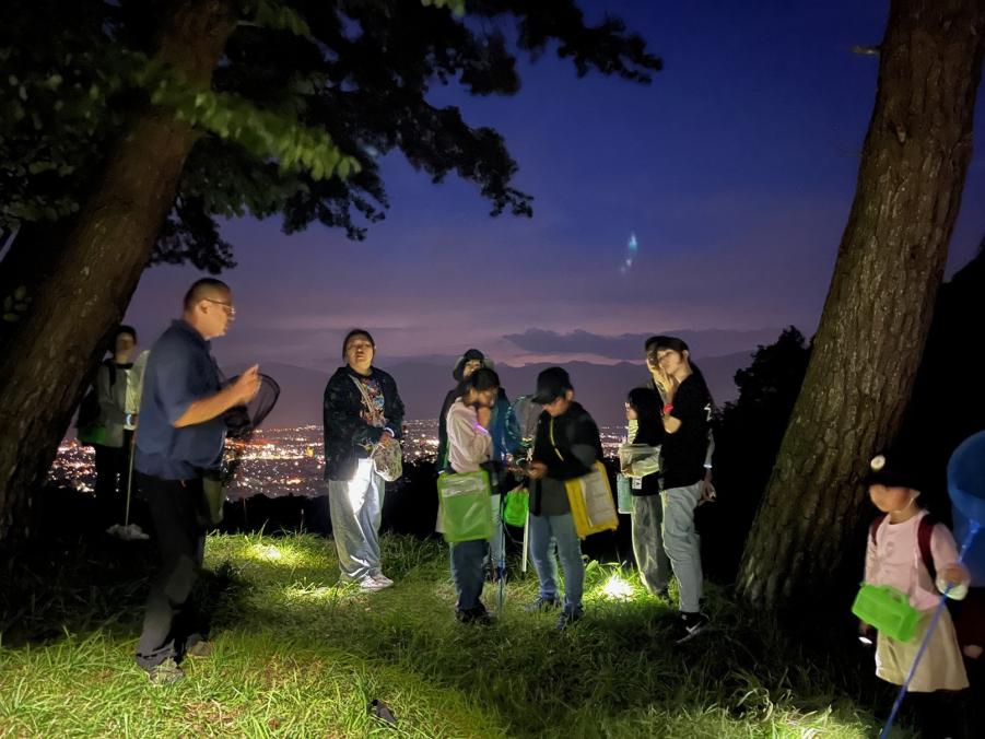 展望台で説明を聞く様子