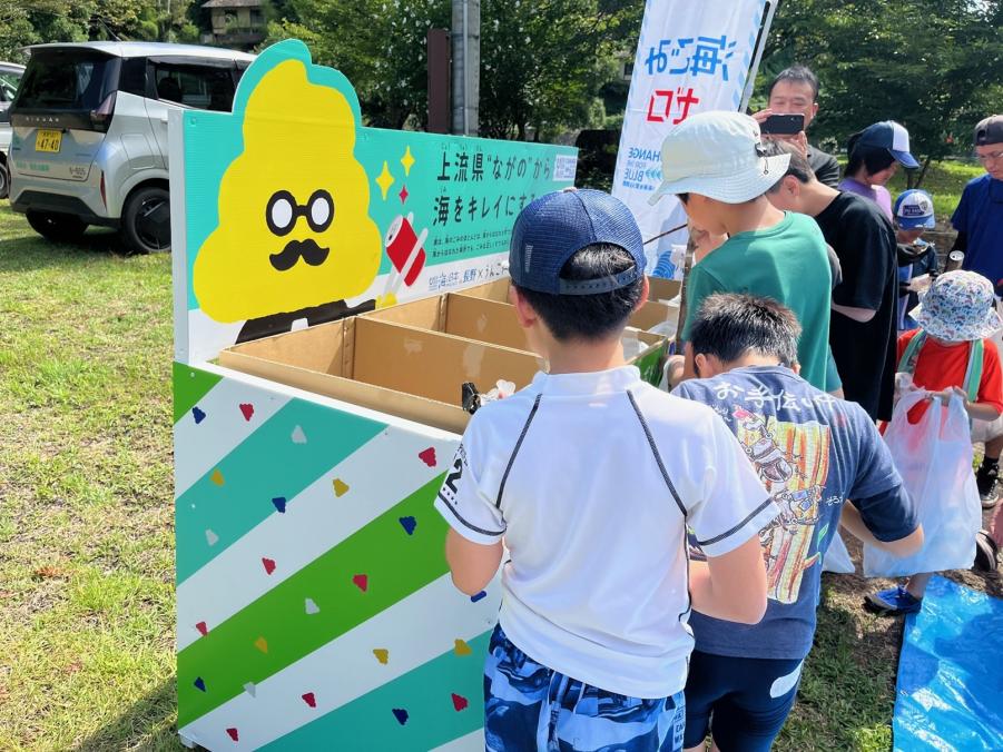 拾い箱にごみを捨てる参加者