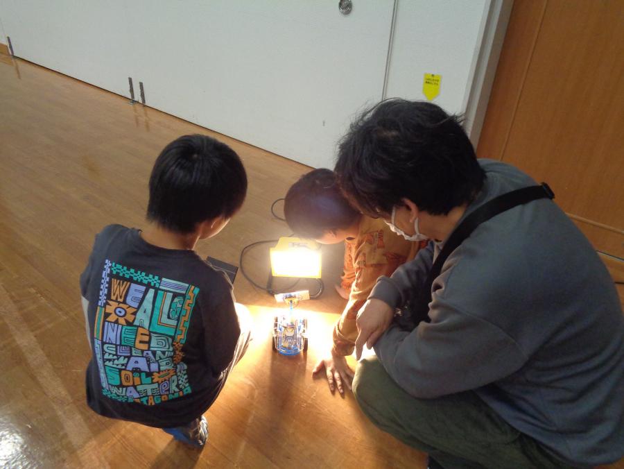 ソーラーカー充電の様子